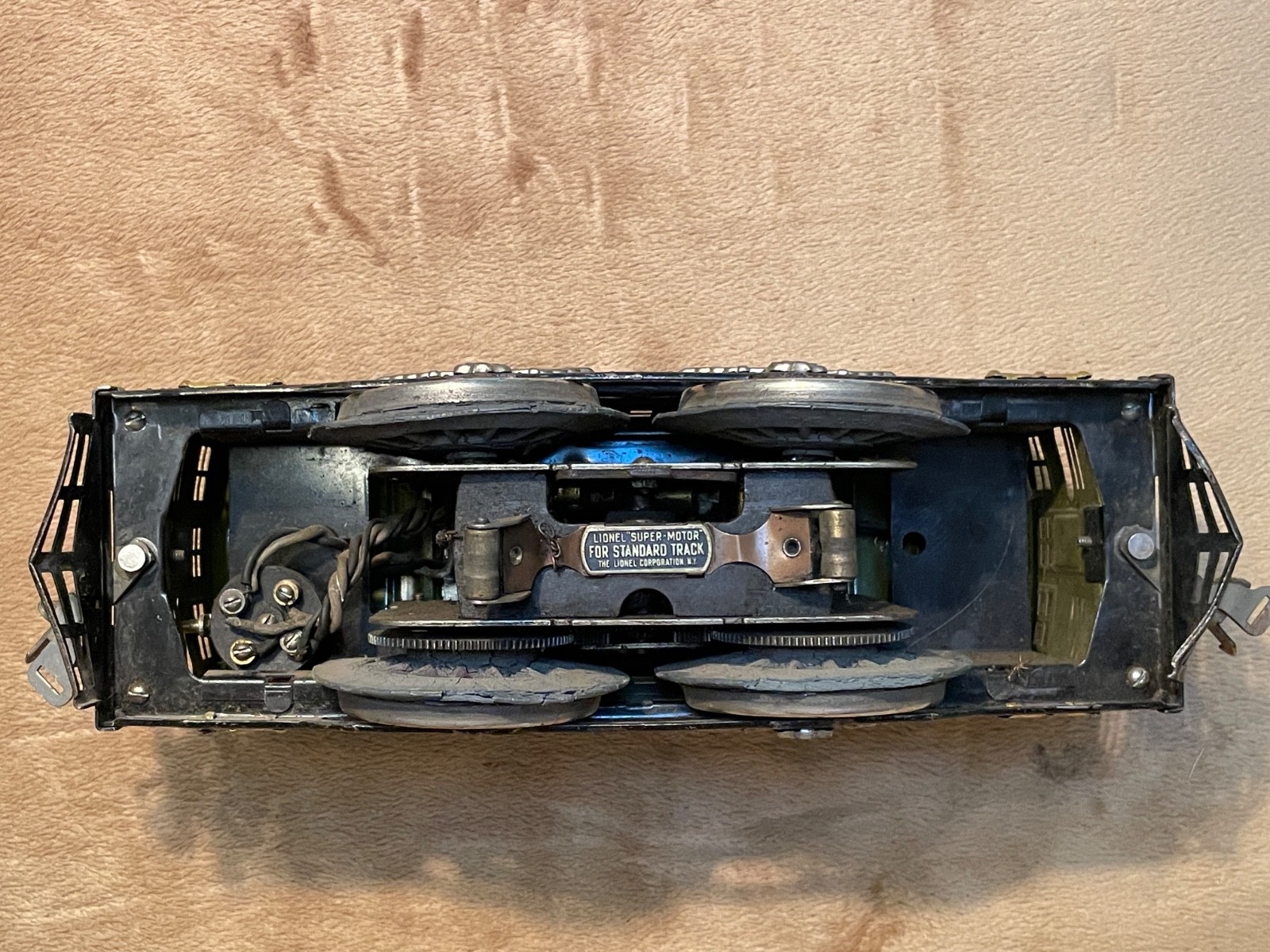 Lionel prewar Standard Gauge electric loco #8, cars 337 and 338. Needs help.