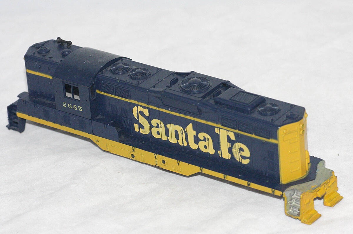 Athearn HO Scale Santa Fe Blue and Yellow #2685 EMD GP9 Locomotive Shell
