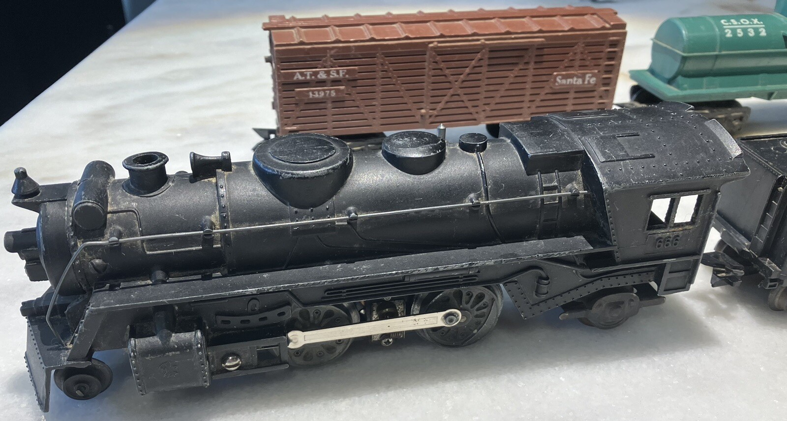 Marx 666 Die-Cast steam locomotive & tender O-gauge Plus 4 Other Cars & Caboose