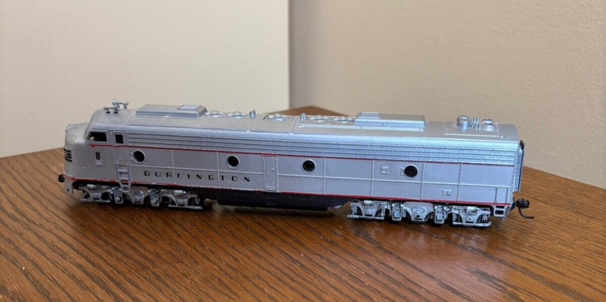 Rivarossi Ho Burlington EMD E-9 Diesel Locomotive Metal Wheels, Nicely Weathered