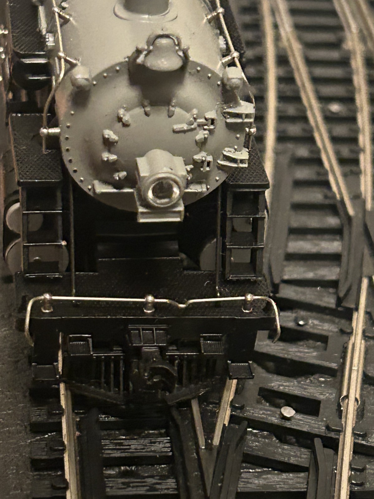 HO SCALE-MILWAUKEE ROAD “CHIPPEWA” 4-6-2 ENGINE #5087+TENDER -RIVAROSSI AHM