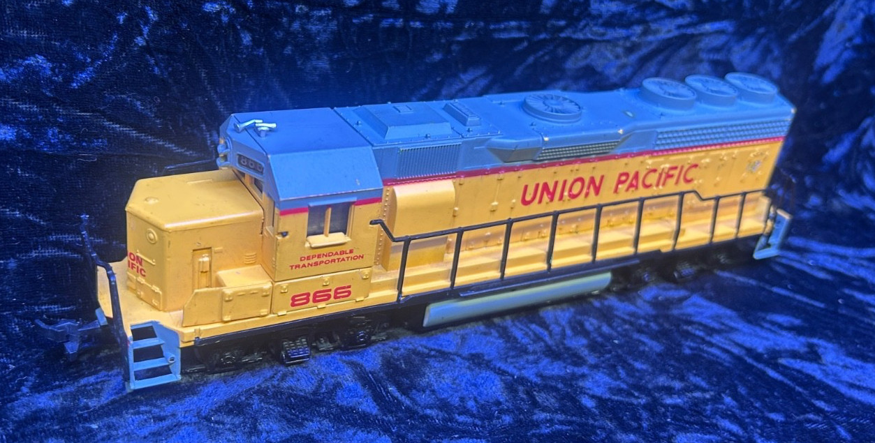 BACHMANN HO SCALE UNION PACIFIC RAILROAD GP40-2 POWERED LOCOMOTIVE #866 WORKS #8