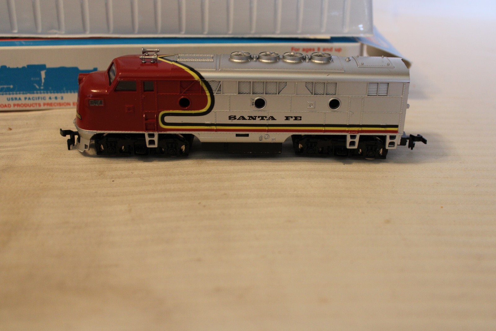 HO Scale Model Power, F3 Diesel Locomotive Santa Fe Warbonnet Red, NO # – 6730