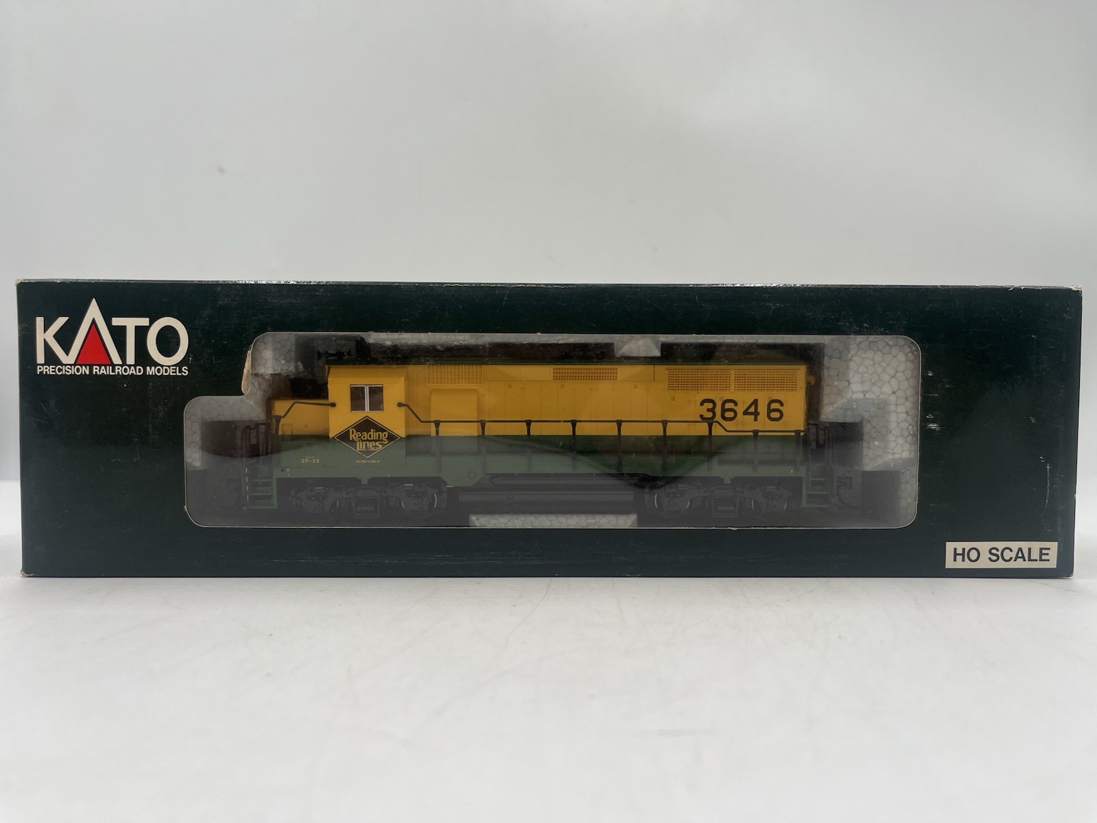 Ho Scale Engine Kato EMD GP35 Phase 1b 37-04E Reading Lines #3646