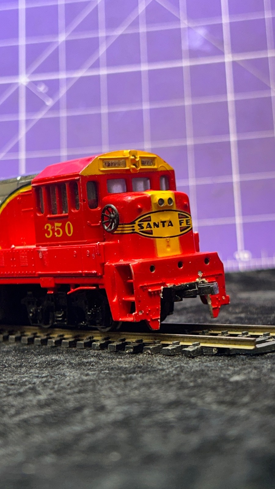 Bachmann HO Scale Santa Fe 350 GE U36B Powered Diesel Locomotive, 117 bin2