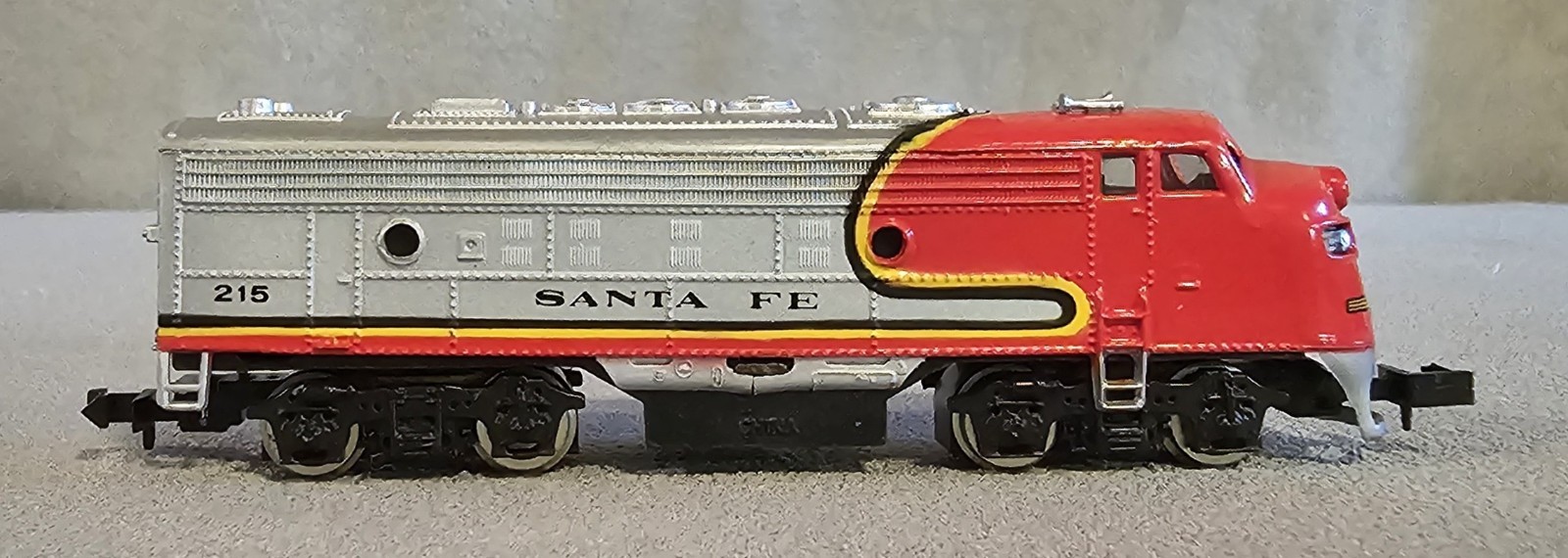 Bachamnn N Scale Santa Fe Lighted F9 Diesel Locomotive 61550 215