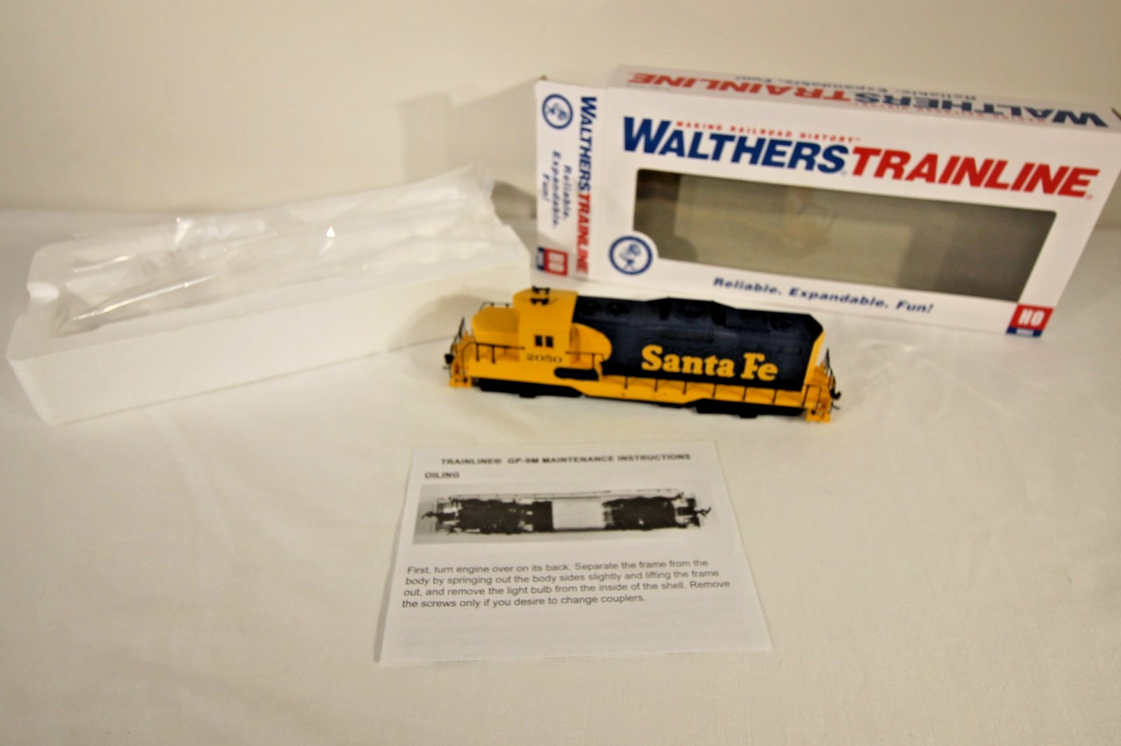 Walthers HO GP9M Santa Fe #2050 Classic Blue & Yellow – New/Original Packaging