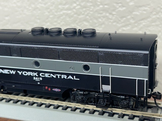NEW YORK CENTRAL EMD F3B LOCO – FACTORY DC/DCC / QUANTUM SOUND HO Scale NEW OOP