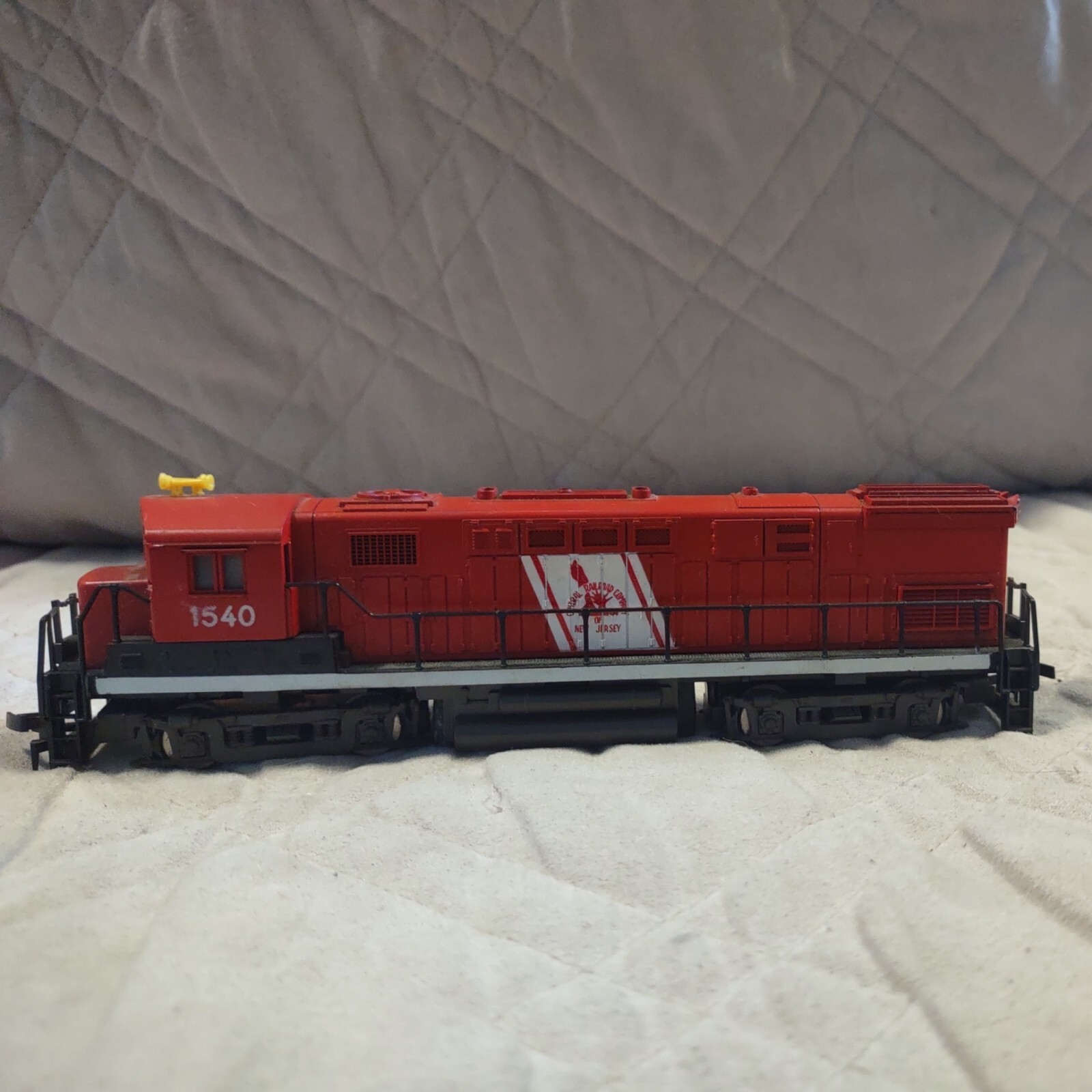 AHM HO #5015F ALCO CENTURY 424 CENTRAL OF NEW JERSEY ,#1540 Kay-be Toys + 2 Gift