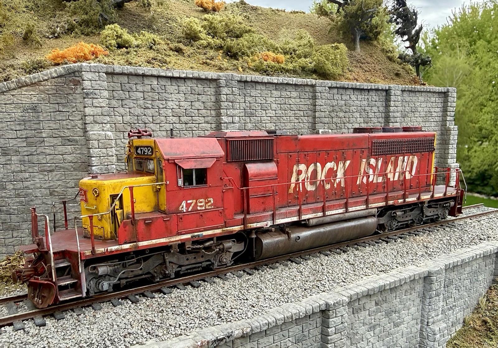 HO ScaleTrains Rivet Counter SD40-2 Rock Island #4792 Sound/DCC /NIB/weathered
