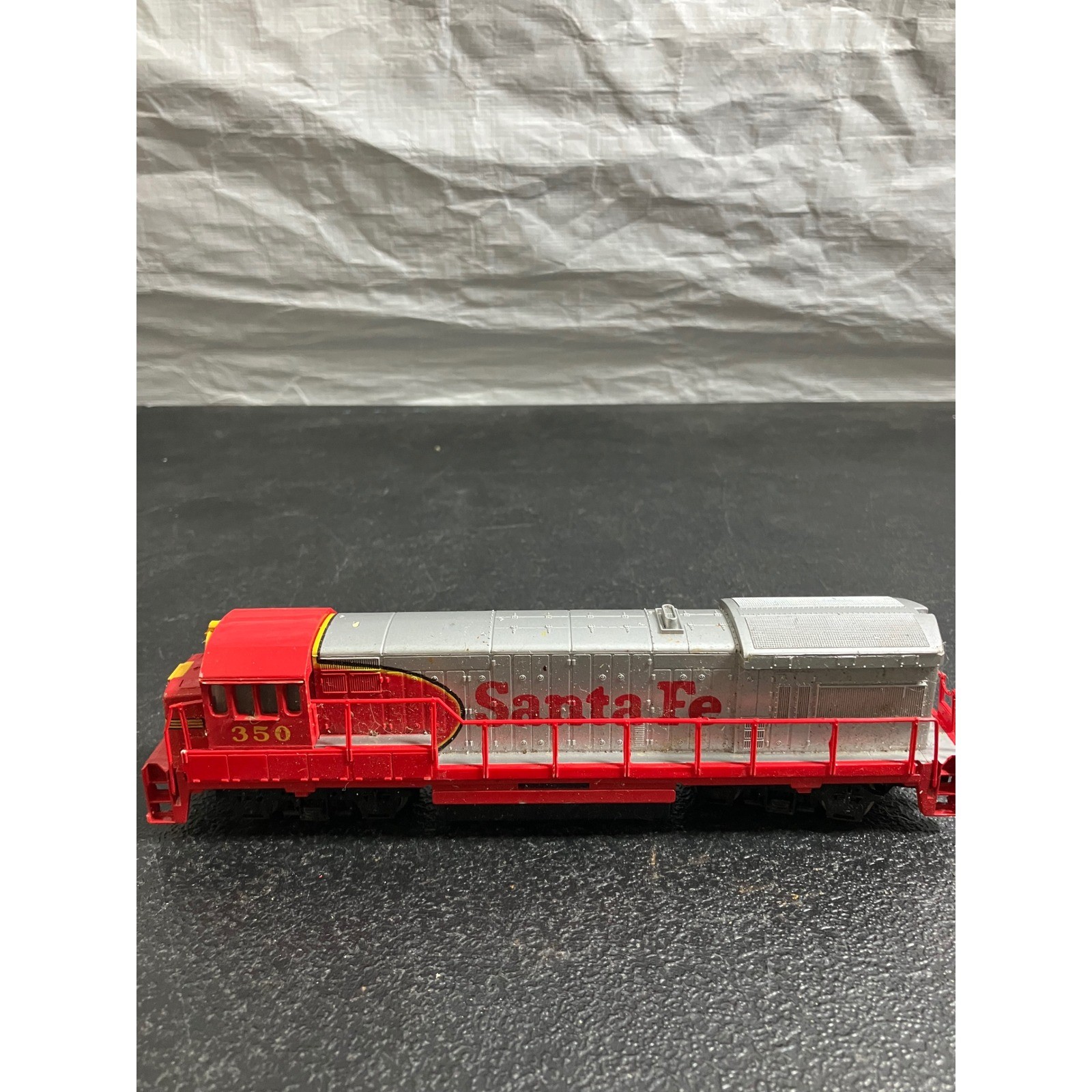 Bachmann HO Scale Santa Fe 350 Diesel Locomotive Lighted Engine Red Silver