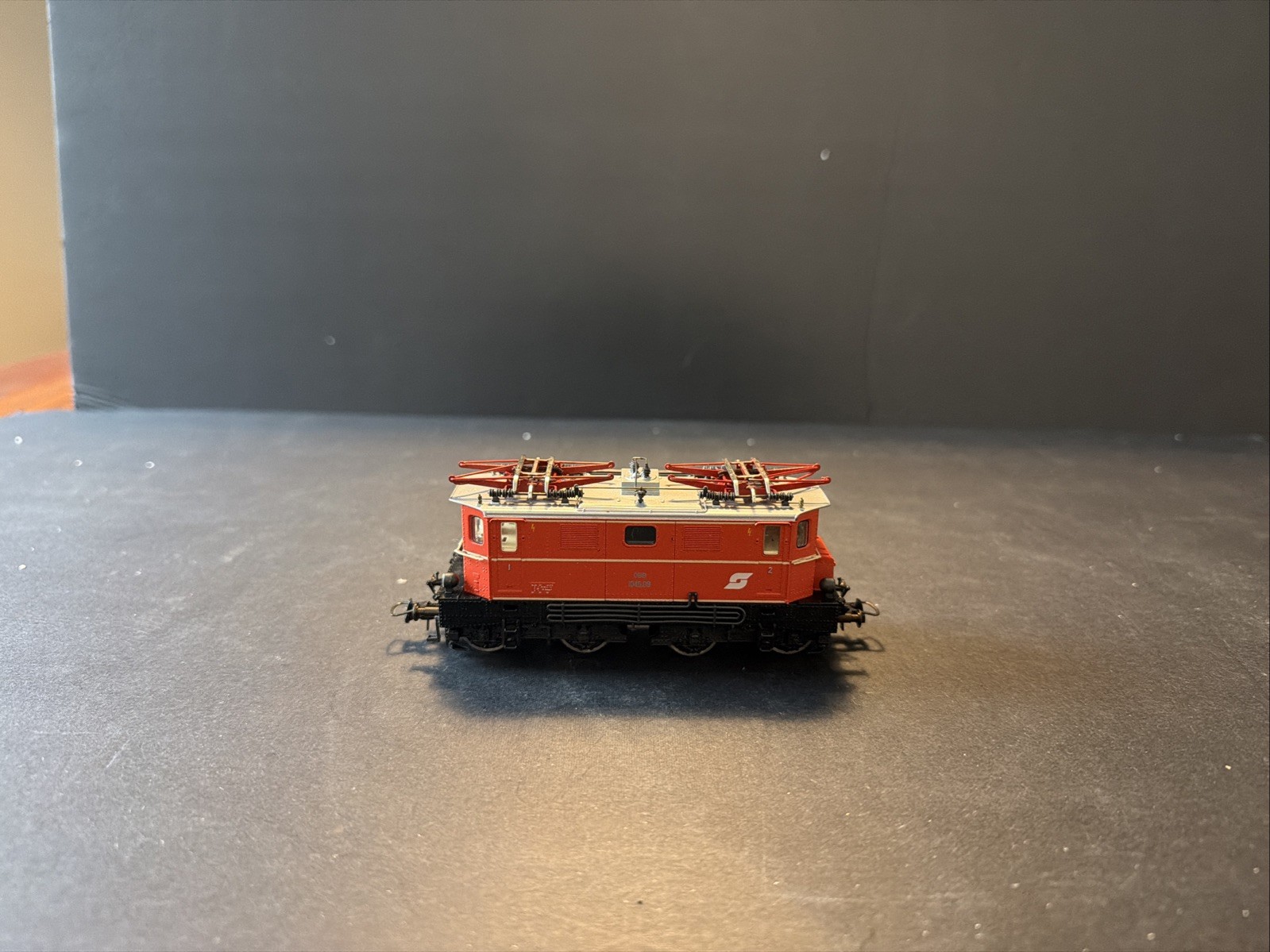 Roco 43700 HO OBB 1045 014-6 Diesel Locomotive R.31