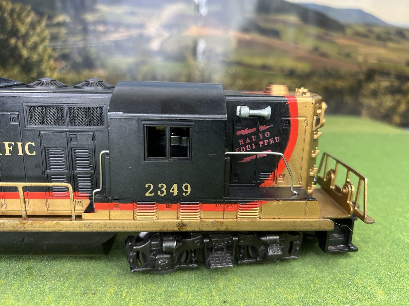 ORIGINAL LIONEL POST WAR 2349 N.P. GP-9 DIESEL 1958 NORTHERN PACIFIC VERY NICE!!