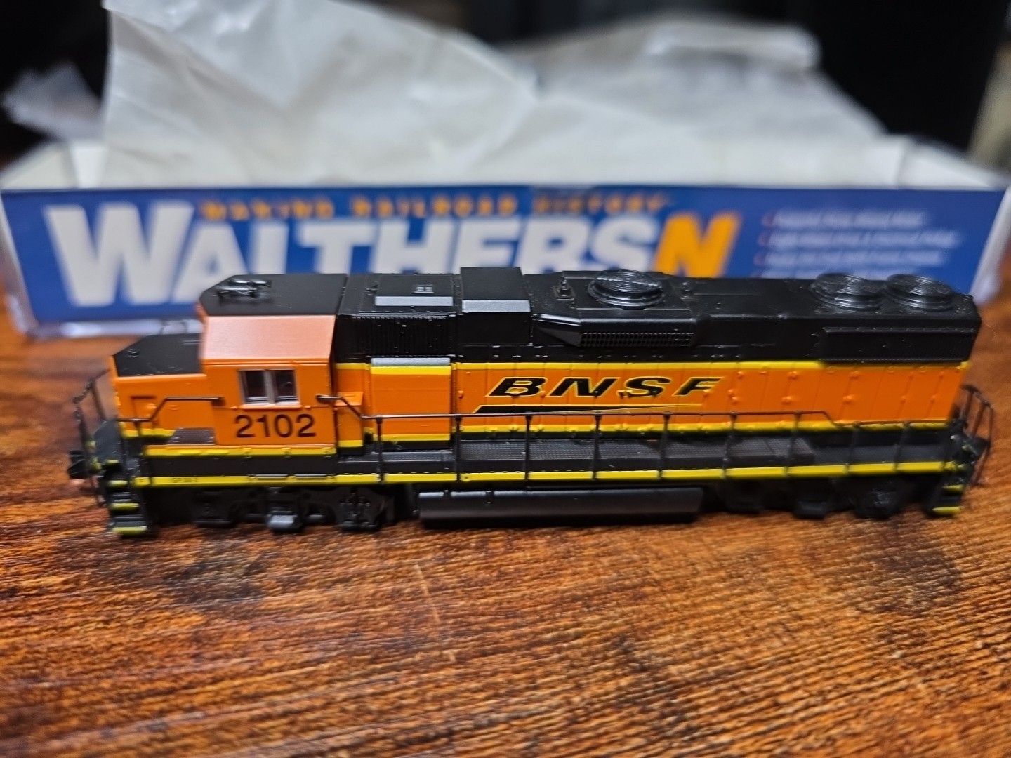 Walthers N 929-50301 EMD GP38-2 BNSF 2102 DCC READY