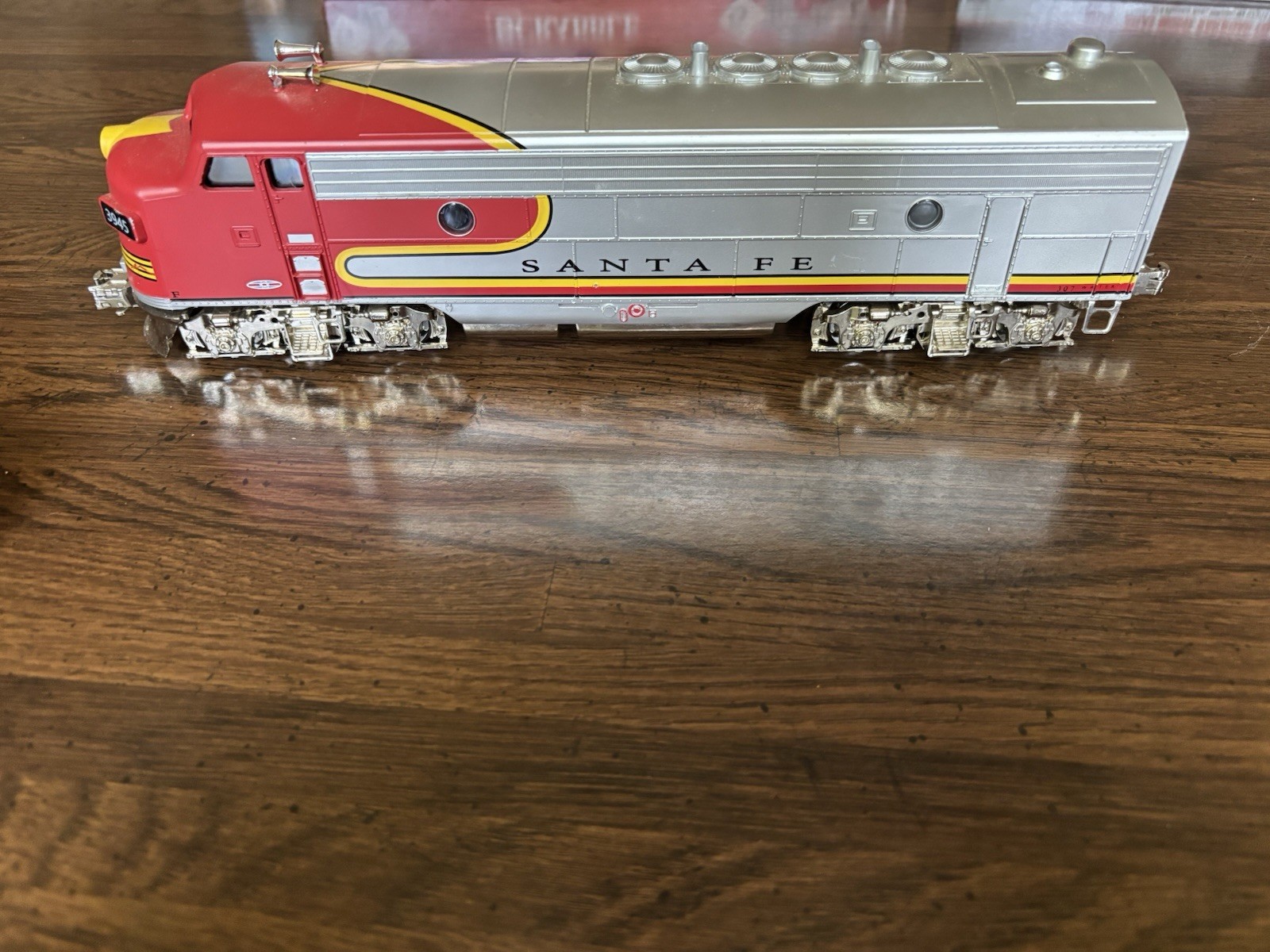 Menards F-3 Santa Fe War Bonnet #3945, Caboose & Beta 4.5 Remote – Dual Motor