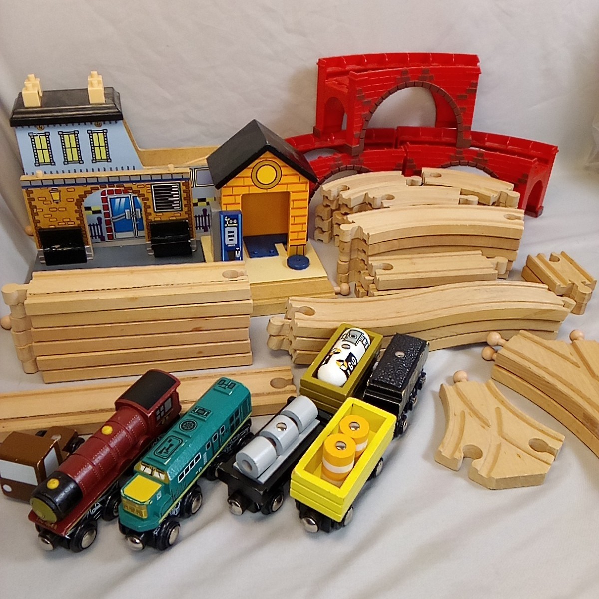 Maison Battat Wooden Railway Train Lot Engines Cars Crane Tressles Track Set
