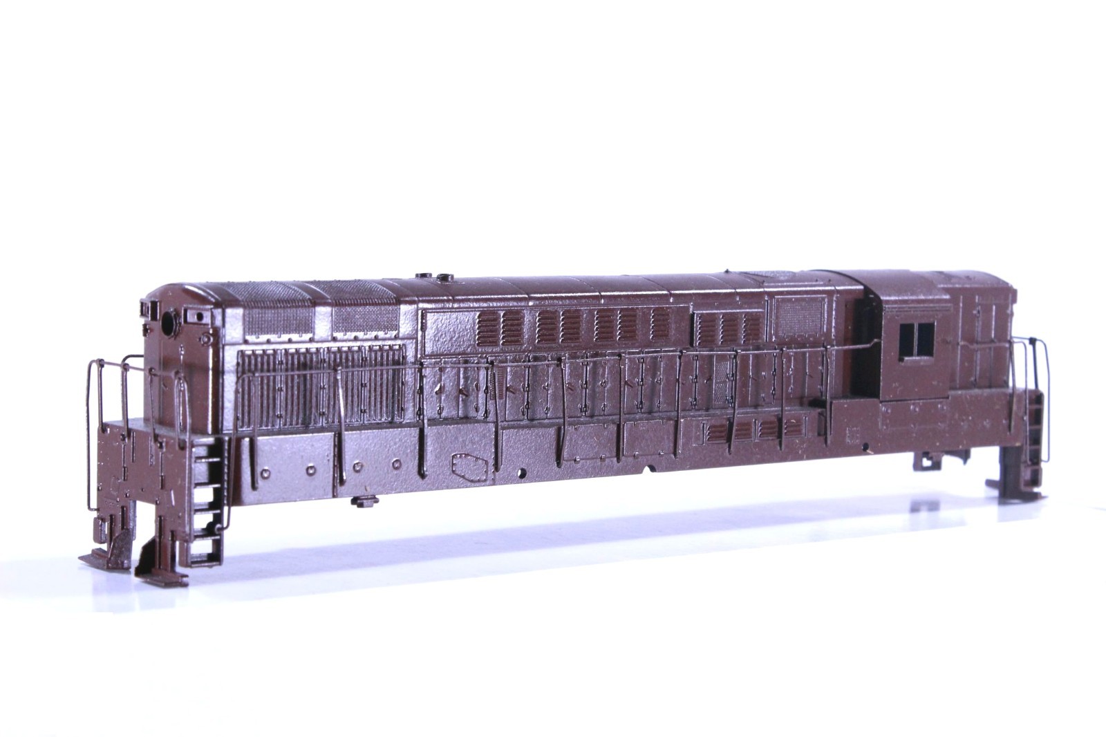 HO Athearn Undecorated Brown FM H-24-66 Trainmaster Shell +Handrails Dmgd Ftbrd