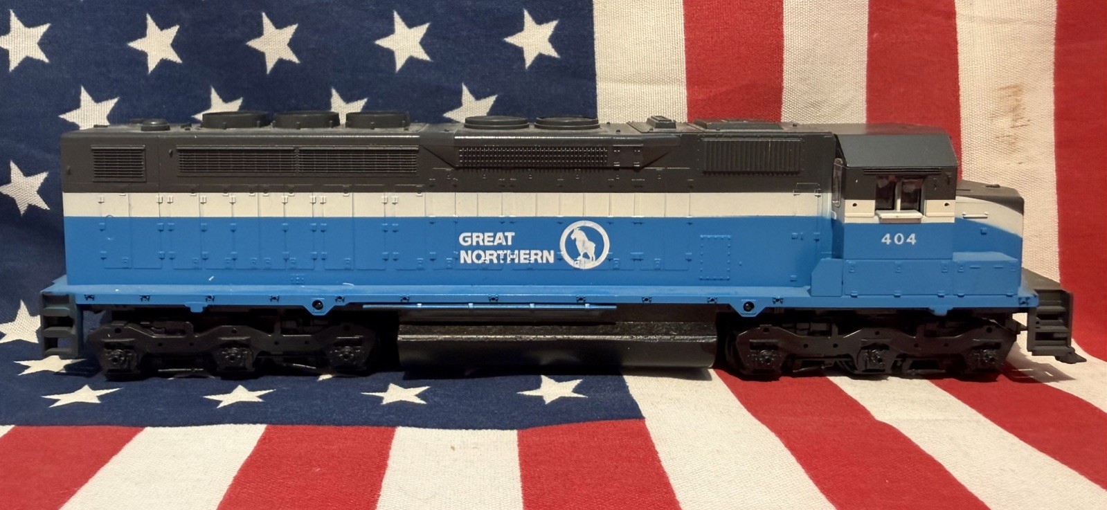 HO Great Northern 404 Dummy Diesel Locomotive Rolls Smoothly Nice Paint As-Is