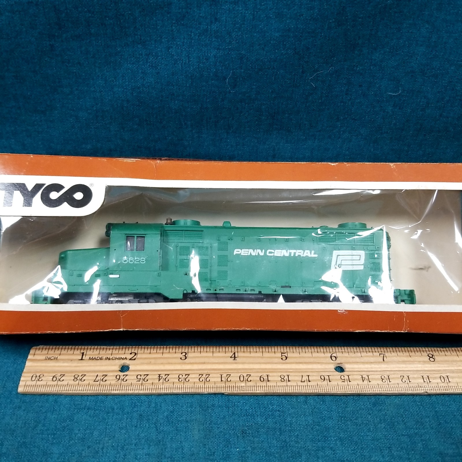 TYCO HO Scale Penn Central #5628 Engine Model Train For Repair Mantua