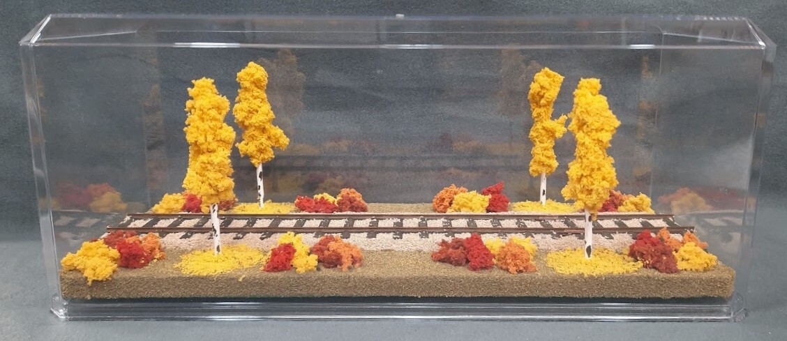 O SCALE – 16″ SINGLE TRACK -“FALL FOLIAGE” DISPLAY CASE FOR ANY O SCALE TRAINS