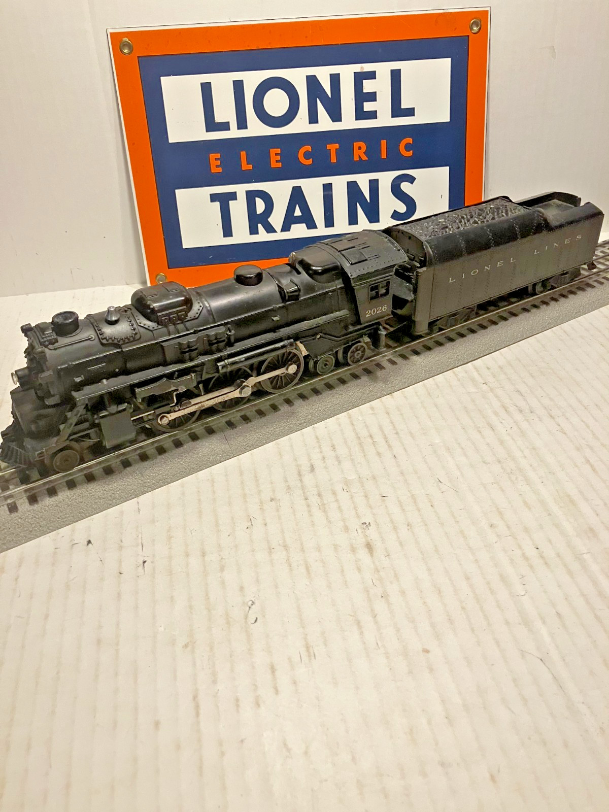 LIONEL POSTWAR #2018 STEAM LOCOMOTIVE 2-6-4 WITH SMOKE HEADLIGHT TENDER RUNS !