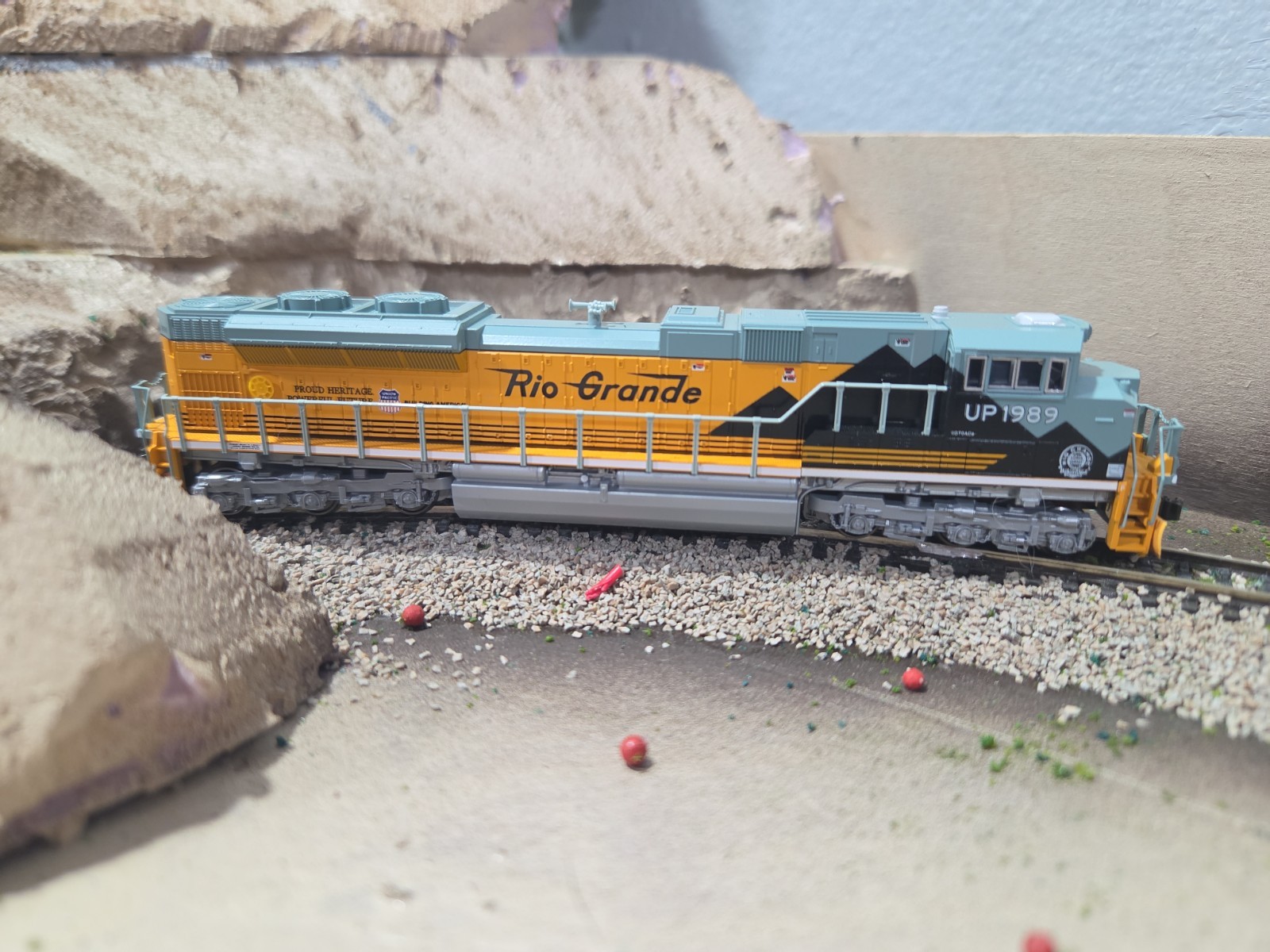 KATO N SCALE LOCOMOTIVE EMD SD70ACe D&RGW HERITAGE #1989 TESTED!