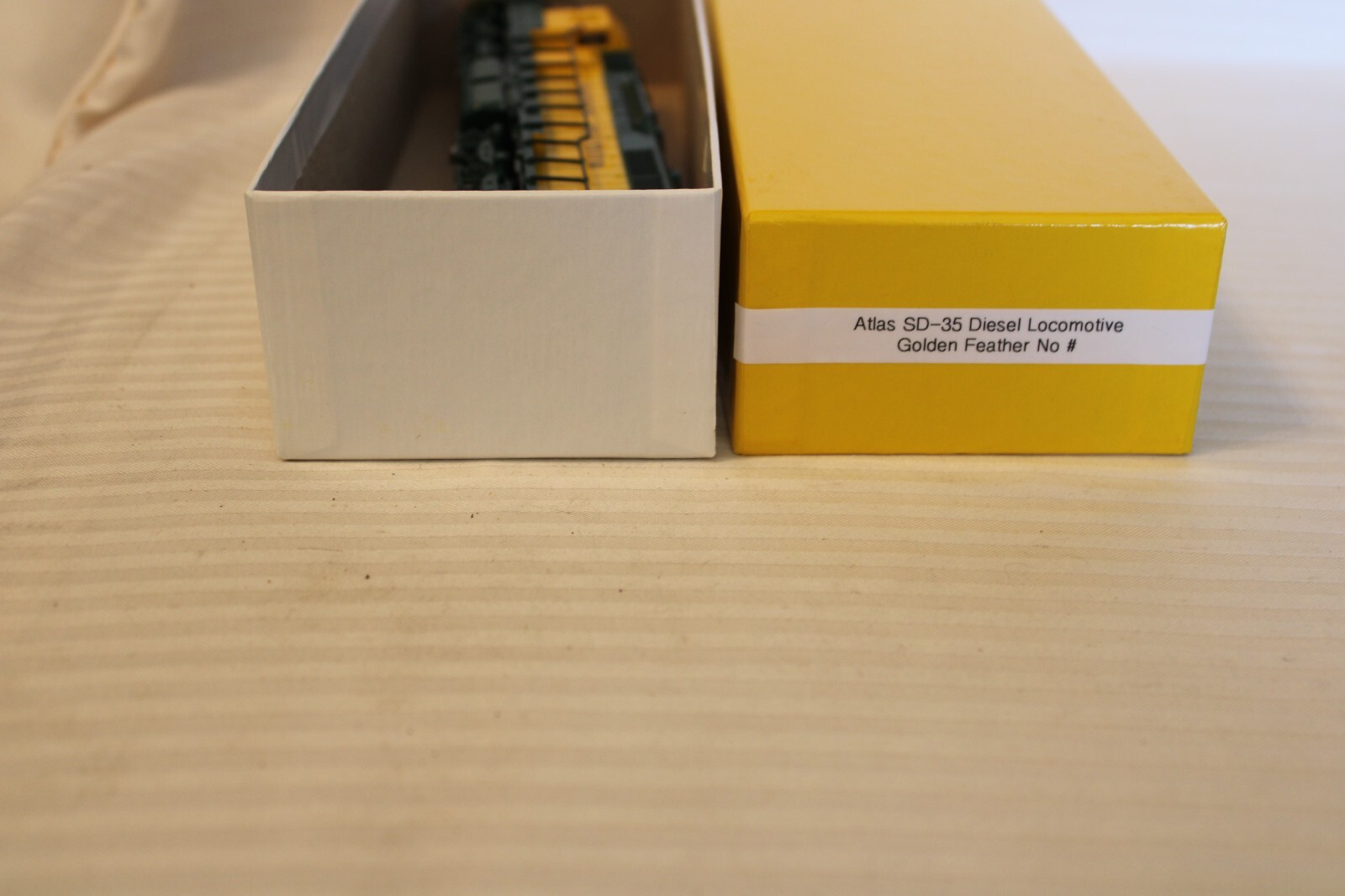 HO Scale Atlas, SD35 Diesel Locomotive, Golden Feather, Green & Yellow NO #