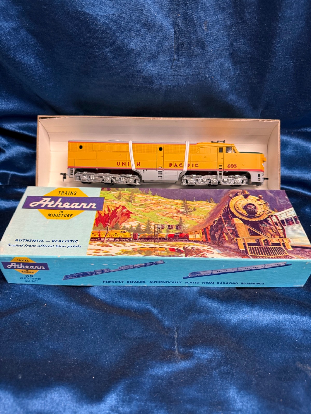 👀 Athearn HO Union Pacific ALC PA-1 3327 FW Diesel Dummy w/ Original Box 👀