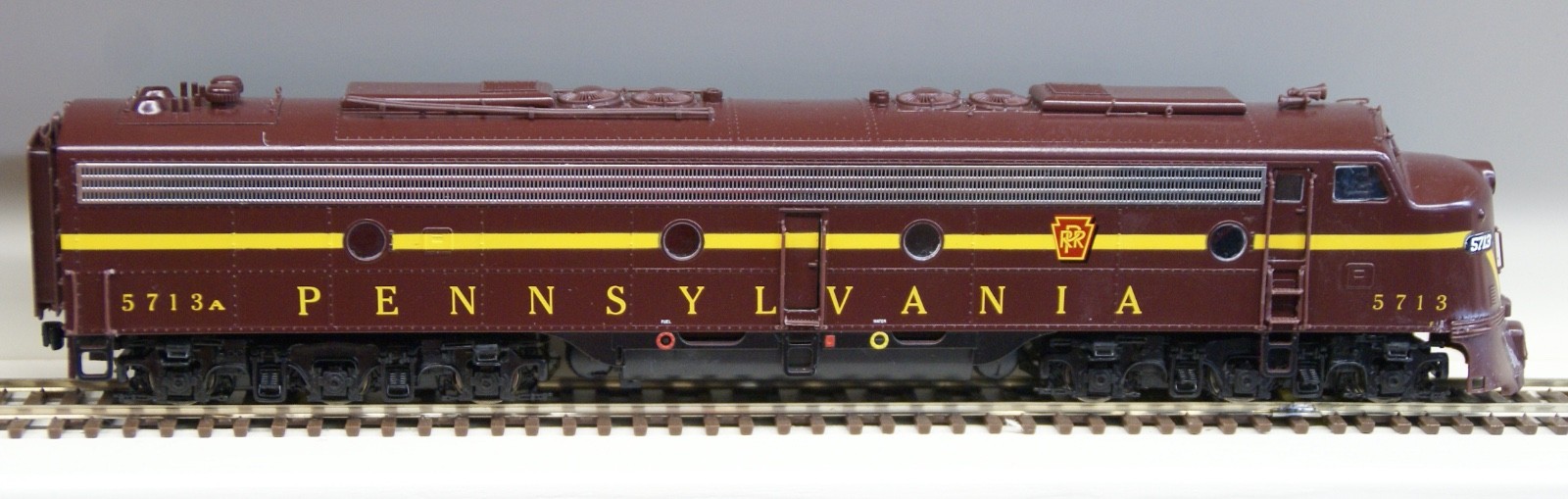 Proro 2000 HO Pair of EMD E8/E9 PRR Pennsylvania #5713 and #5797, DCC, No Sound