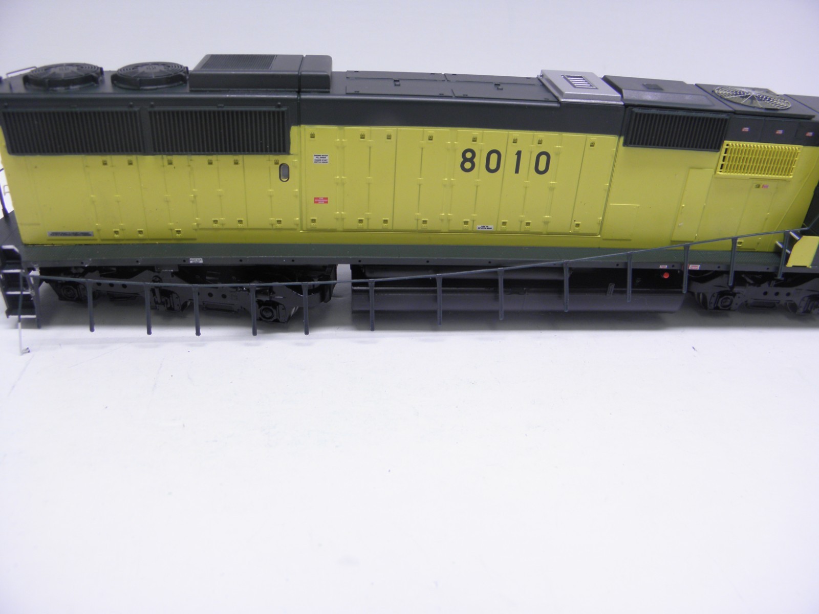 ATHEARN SD-60 CHICAGO & NORTHWESTERN #8010 – HO SCALE CHECKED & RUNS DCC PLUG