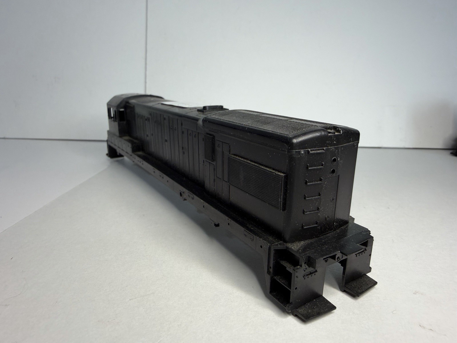 Athearn HO Scale GE U30-B Undecorated Locomotive Shell – Modified
