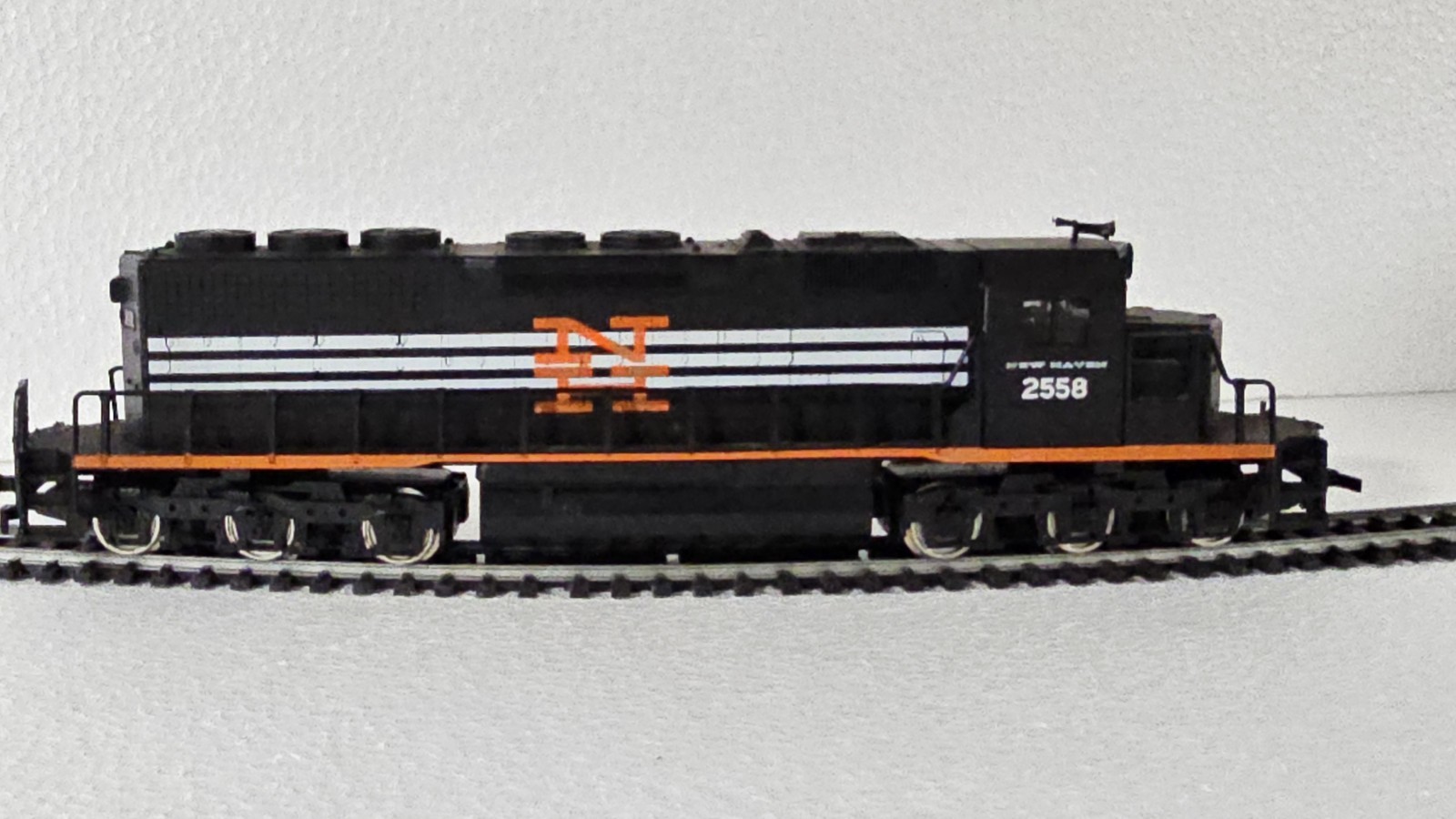 New Haven HO Diesel Locomotive 2558 Black Orange White Model Railroad