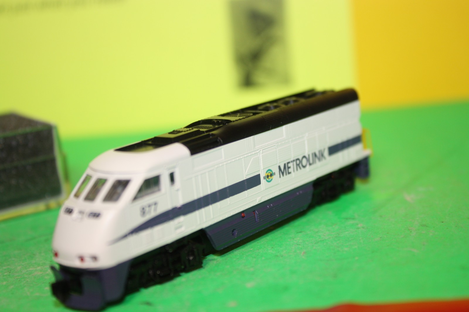 Athearn* N Scale F59Phi Metrolink #877 Light Rail 4 Piece Train Set
