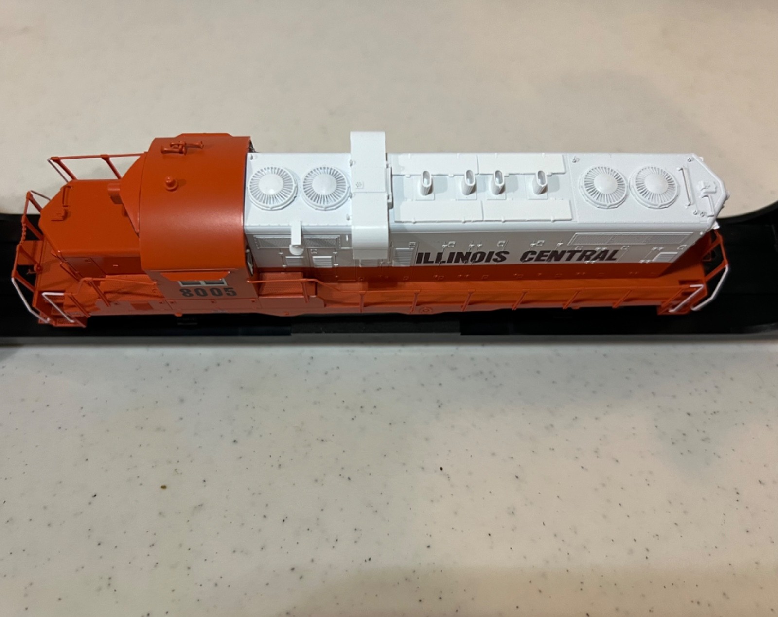 NIB HO Intermountain Illinois Central GP10 with LokSound