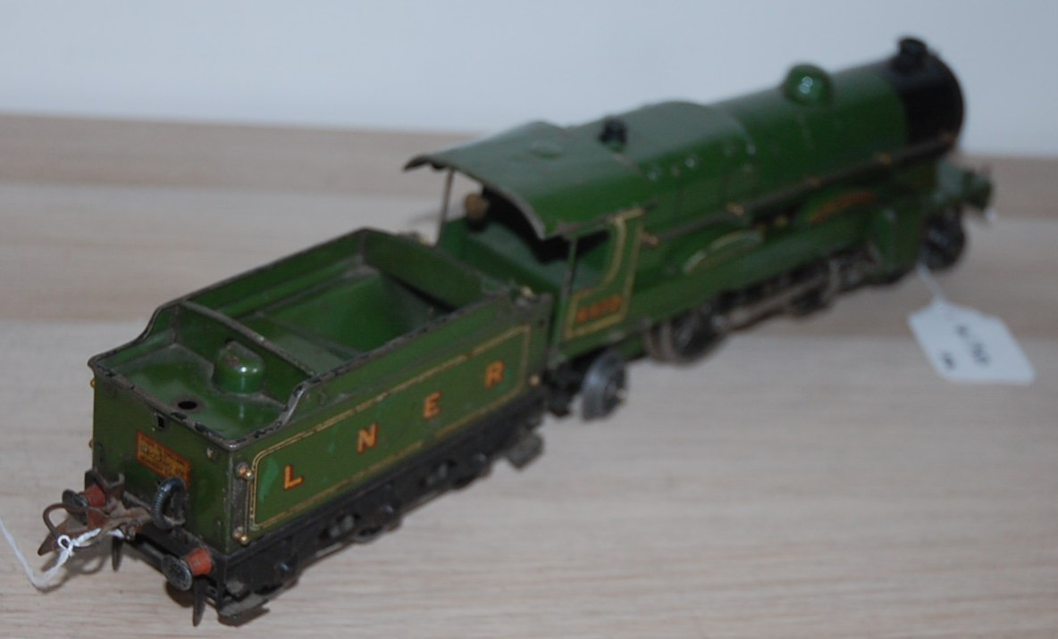 HORNBY O GAUGE ELECTRIC 6v ‘FLYING SCOTSMAN’ AND TENDER IN LNER LIVERY