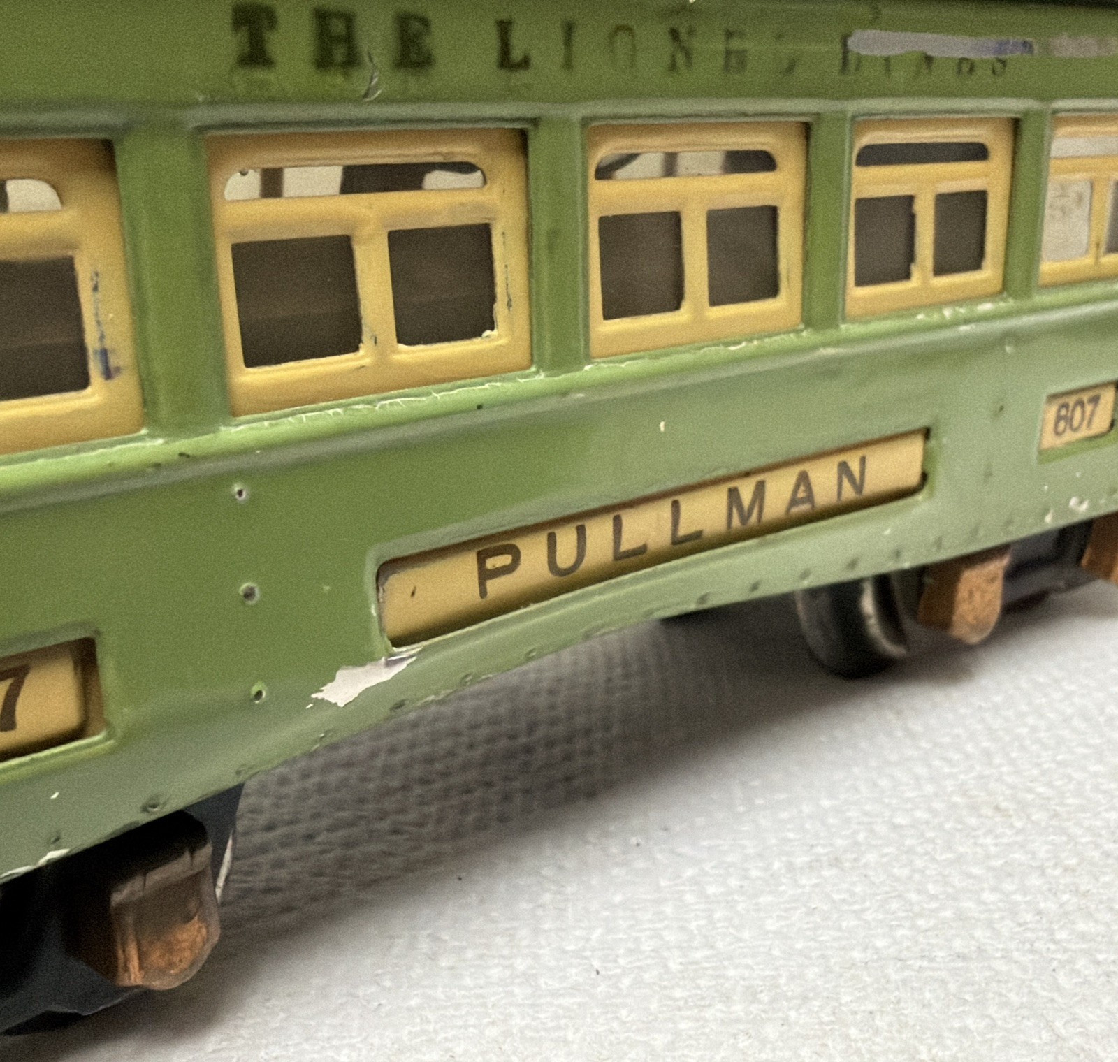 LIONEL PREWAR O-GAUGE 262E LOCOMOTIVE & TENDER WITH 607 607 608 PASSENGER CARS