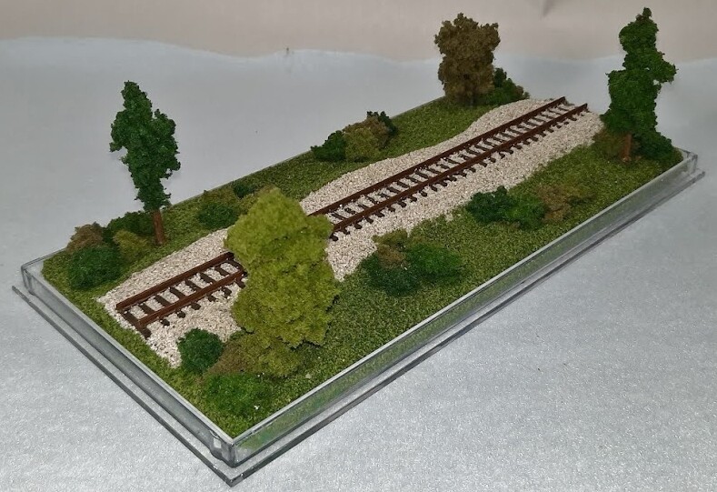 N SCALE – SINGLE TRACK 8″ – DISPLAY CASE- “SUMMER SCENE” -FOR ANY N TRAINS