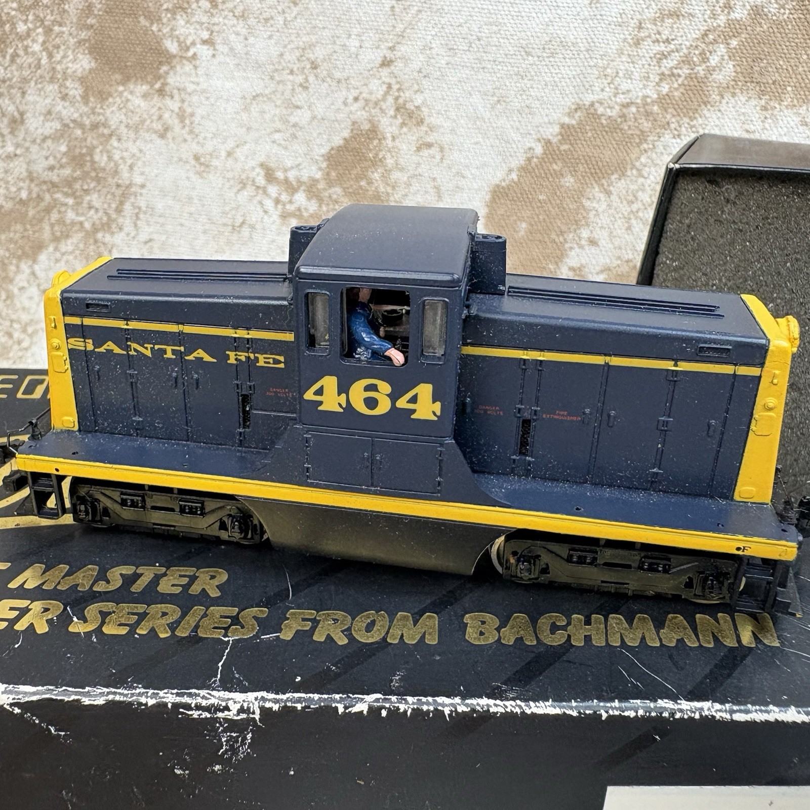 Bachmann Spectrum HO Santa Fe SF 44Ton Switcher #464 Blue Yellow