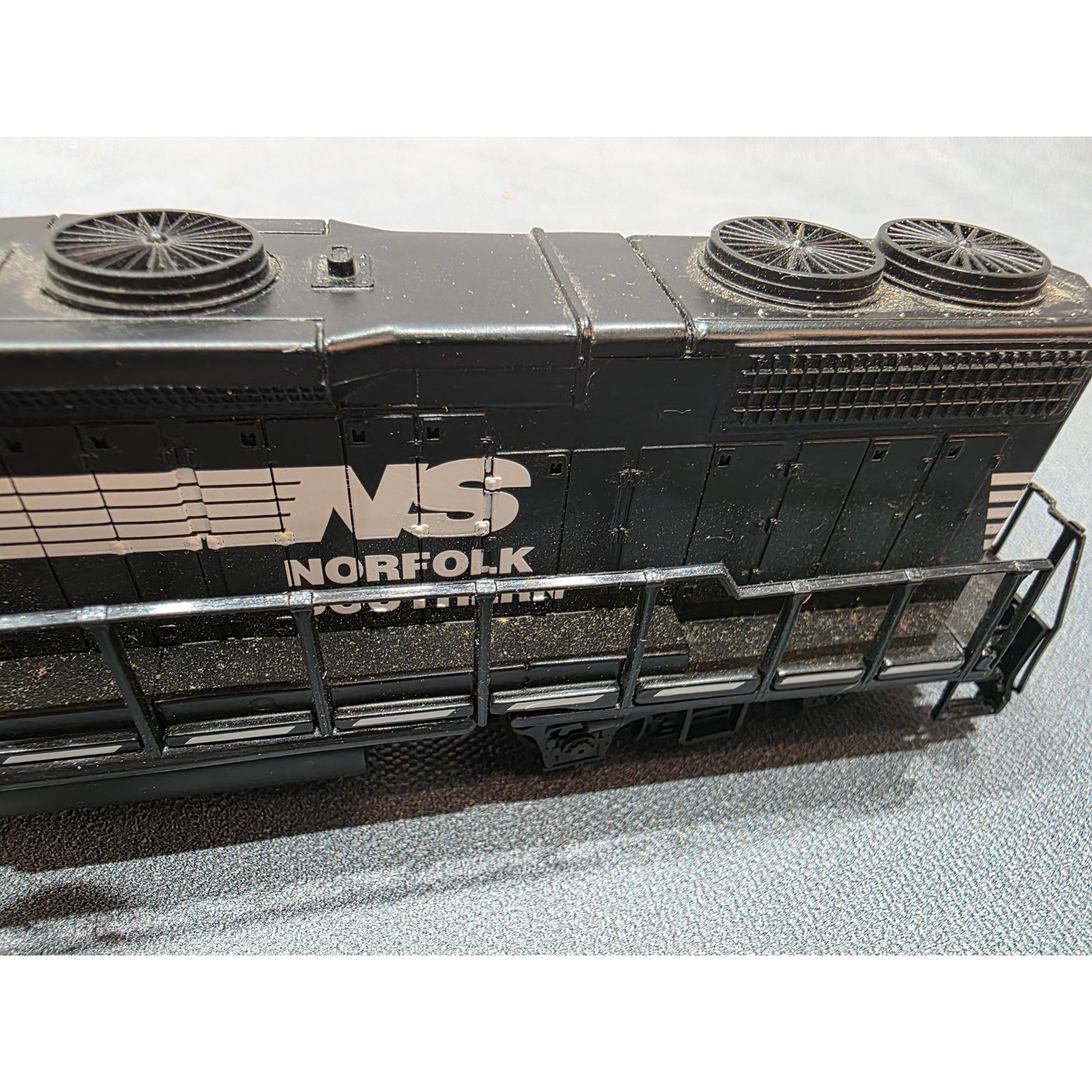 Norfolk Southern 5280 Diesel Locomotive Model Train Black White NS Livery