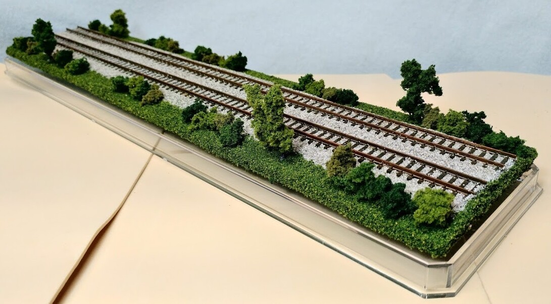 N SCALE 16″ DOUBLE-TRACK DISPLAY CASE – SUMMER SCENE-FOR ANY N TRAINS