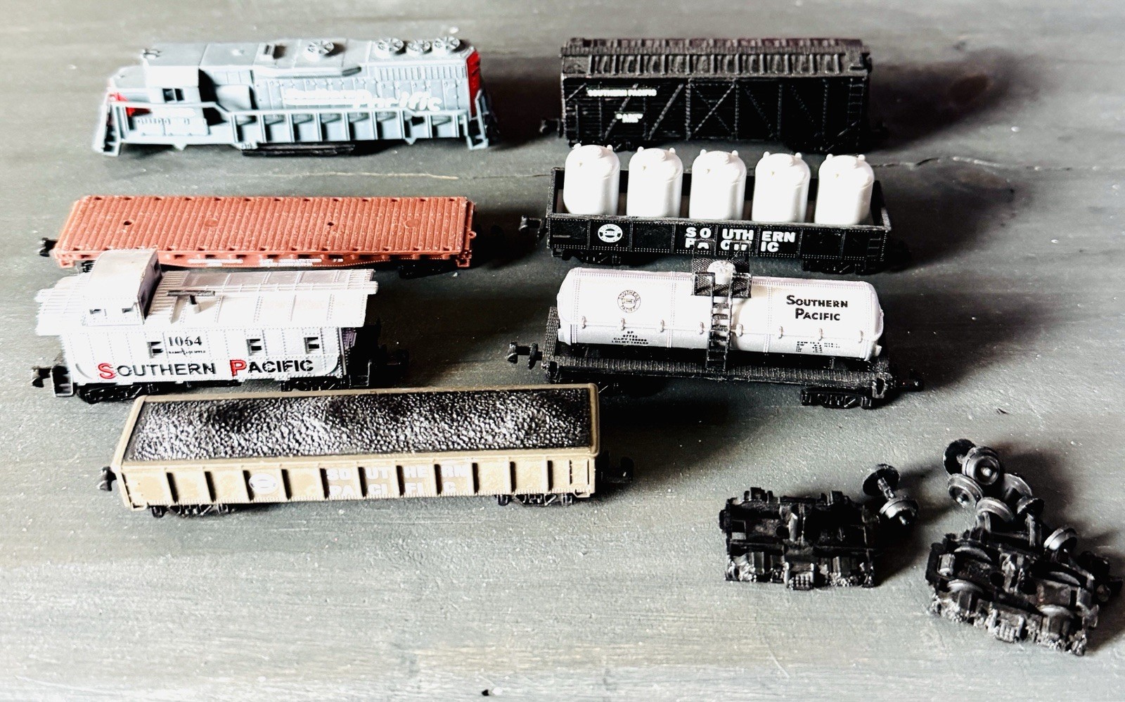 SOUTHERN PACIFIC LOCOMOTIVE ENGINES Cars Lot High Speed Toy Train & Parts
