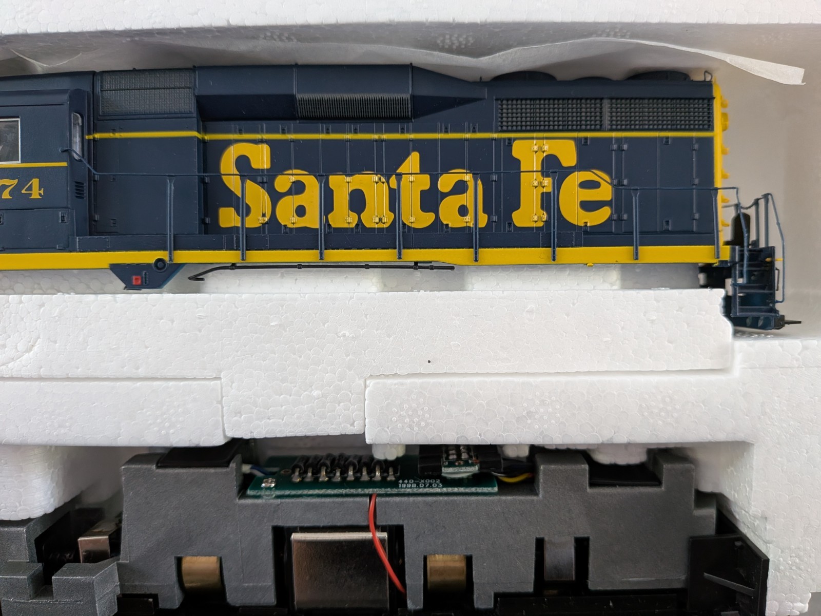 Proto 2000 HO GP30, Santa Fe #1274, Item #23093, DC Analog.