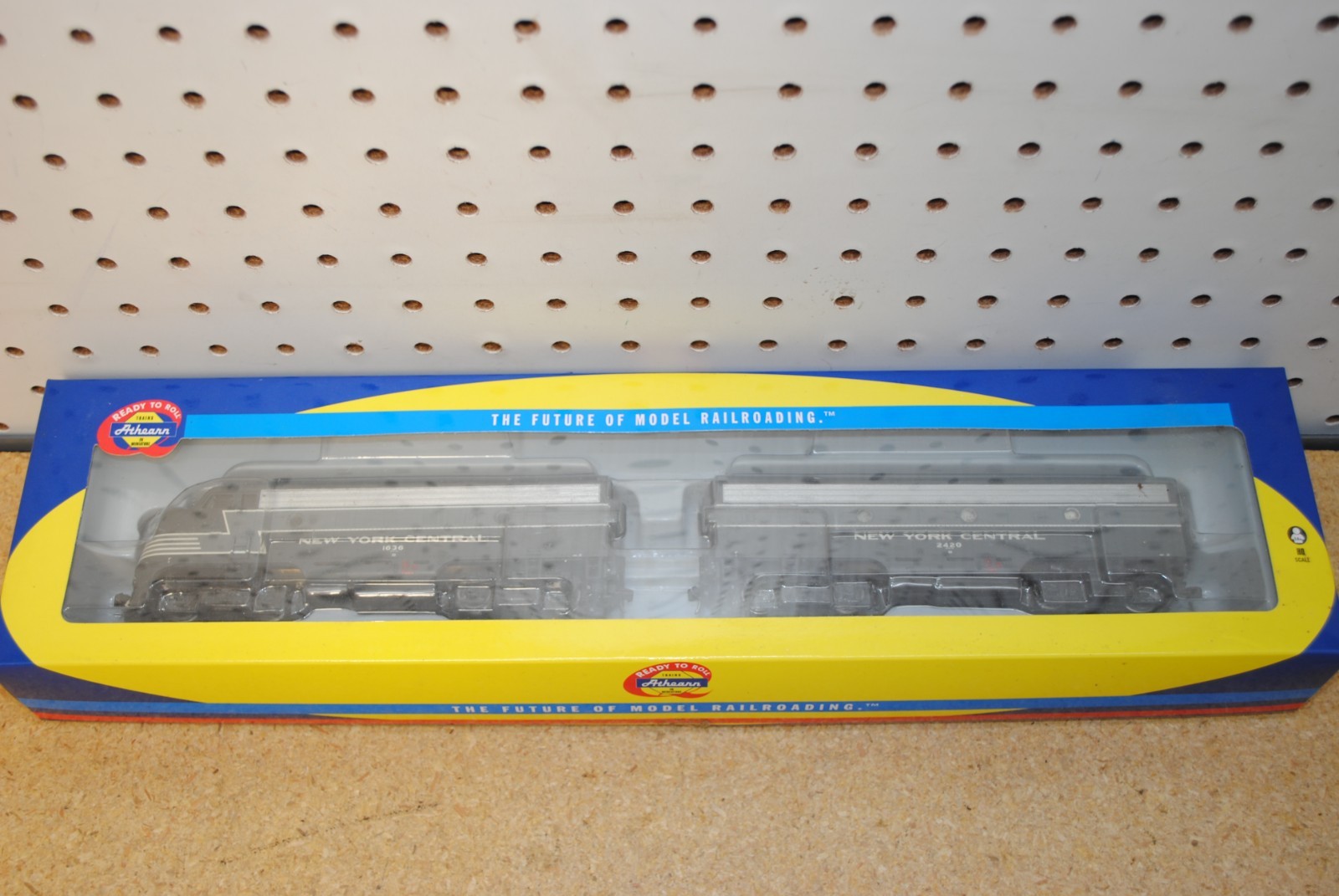 Athearn ATH76105 New York Central #1636 & 2420 F-7A/F-7B Diesel Loco Set HO RTR