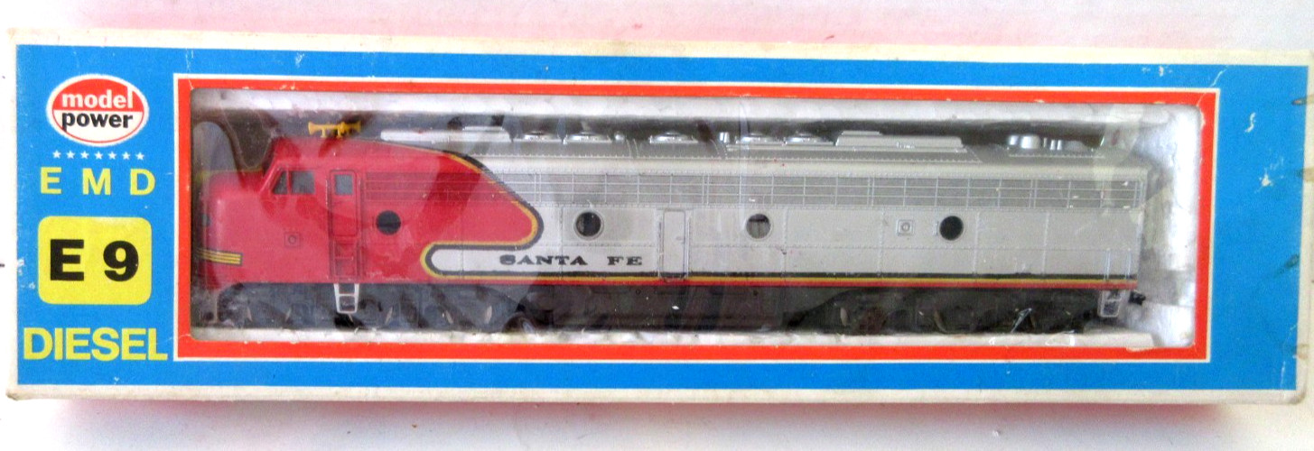 Model Power Santa Fe EMD E9 Powered Diesel Locomotive. HO Scale 920