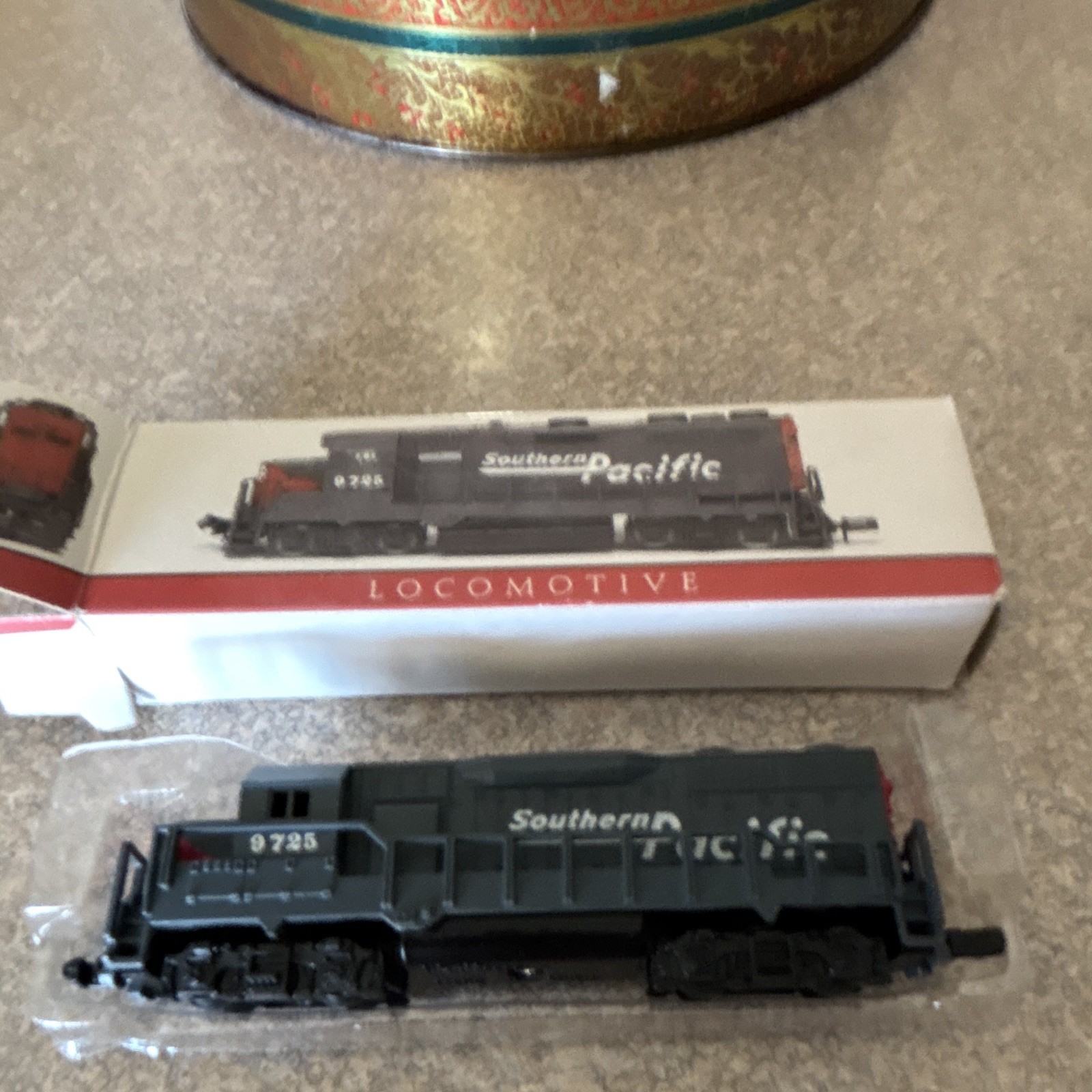 Bachmann N Scale Southern Pacific 9725 EMD Diesel Locomotive DC Analog 2-Rail