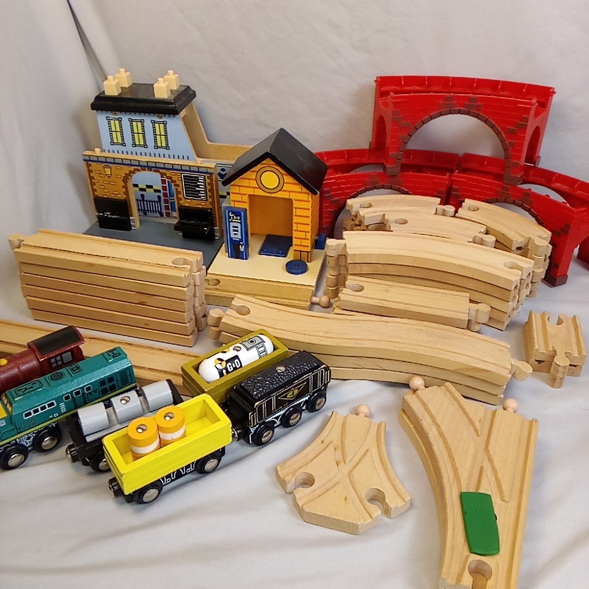 Maison Battat Wooden Railway Train Lot Engines Cars Crane Tressles Track Set