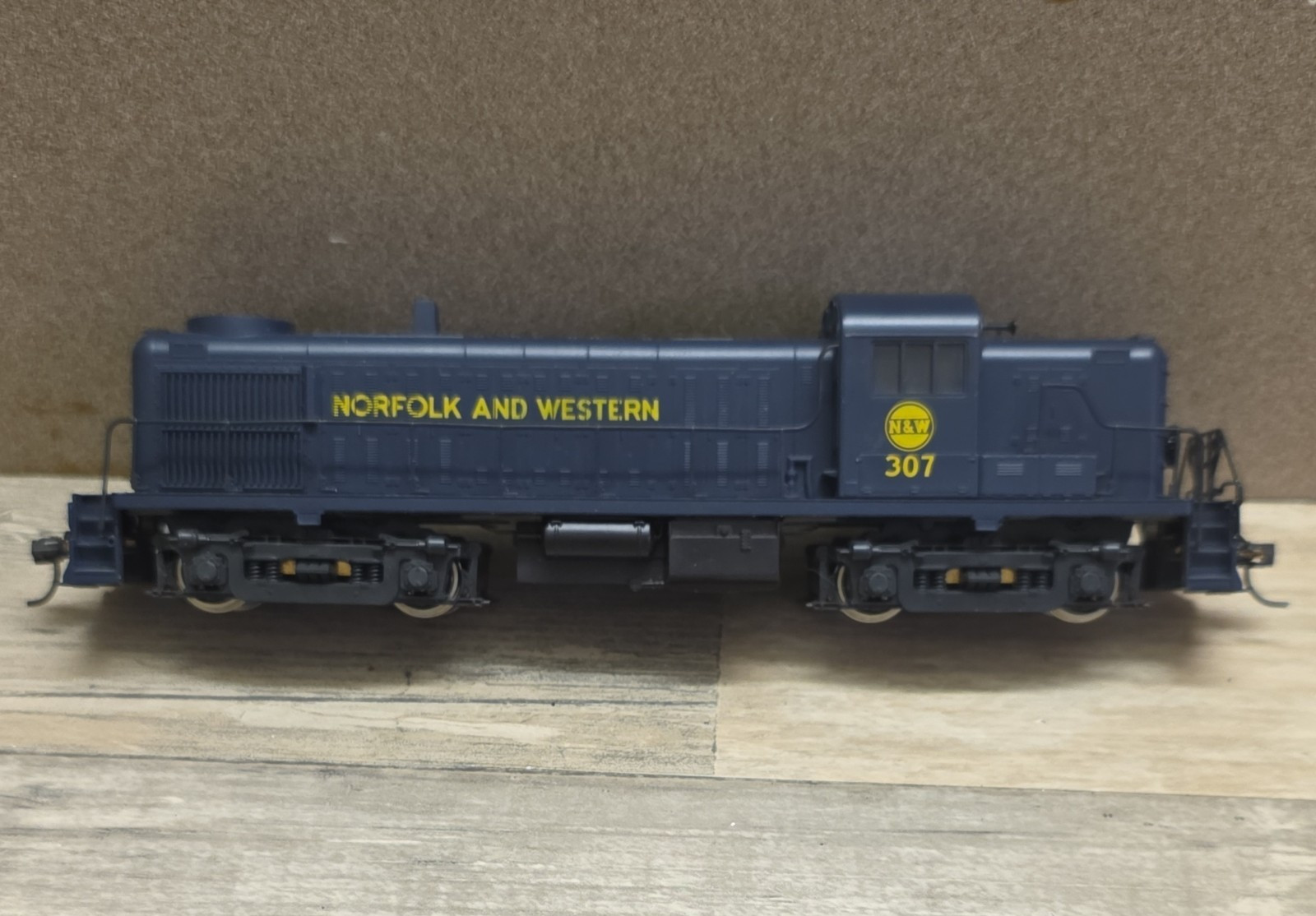 Atlas Norfolk and Western 307 HO Diesel Locomotive DC Analog B-B Blue Yellow