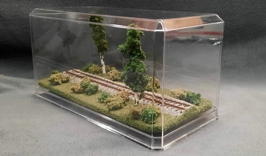 HOn3 SCALE 9″ SINGLE TRACK DISPLAY CASE – SUMMER SCENE- FOR ANY HOn3 TRAINS