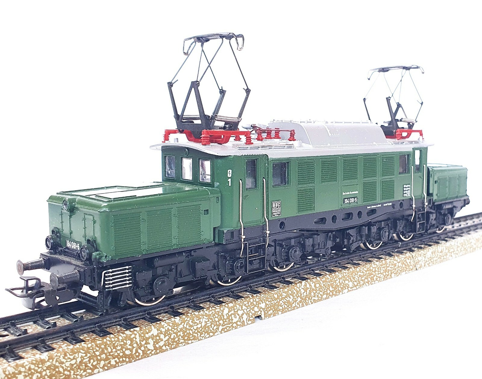 Marklin HO AC Deutsche Bundesbahn DB E-194 German “CROCODILE” LOCOMOTIVE NMIB`80