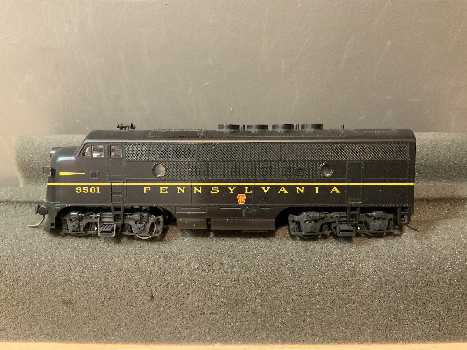 Stewart/Kato 8110 Ho Pennsylvania F3 Phase II “High Fans” Powered Loco PRR #9501
